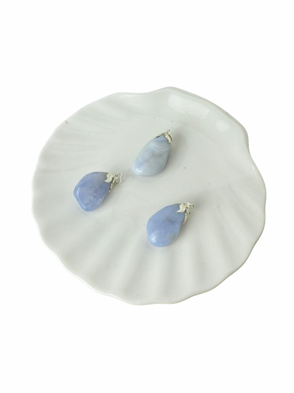 Olivia trommelsteen hanger Blauwe Chalcedoon (Blue Lace Agaat)