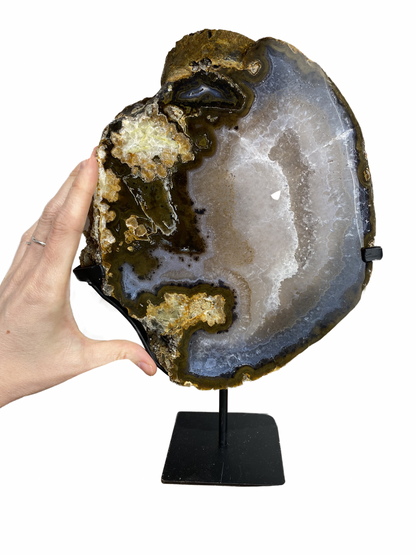 Agaat schijf op standaard met druzy kristallen