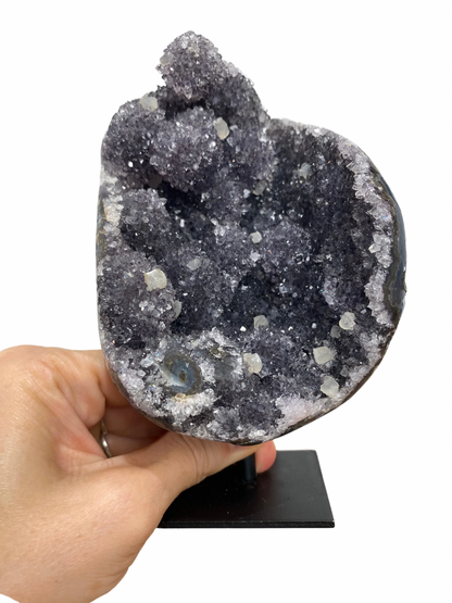 Galaxy Amethist met Calciet op standaard (Brazilië)