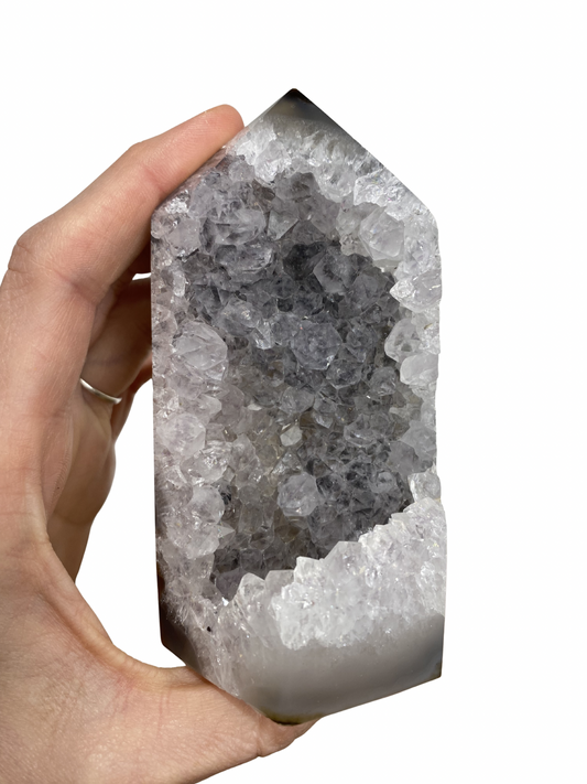 Agaat toren met druzy kristallen