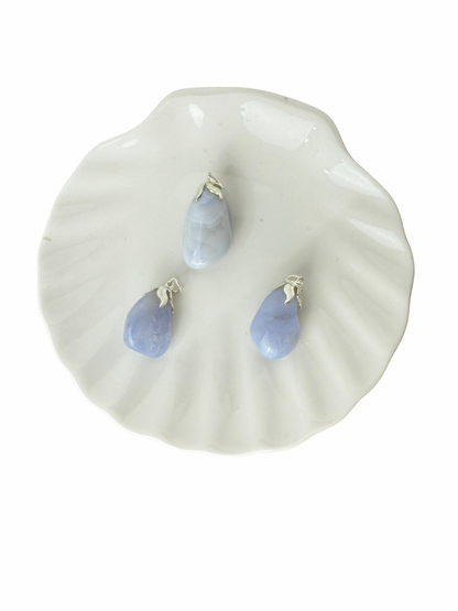 Olivia trommelsteen hanger Blauwe Chalcedoon (Blue Lace Agaat)