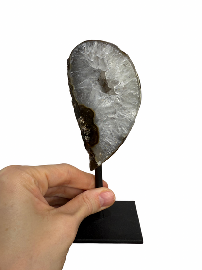 Agaat met druzy op standaard 6