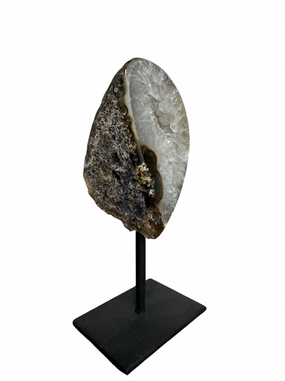 Agaat met druzy op standaard 6