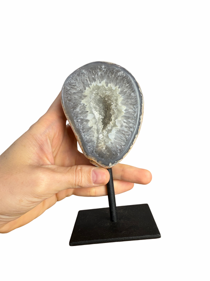 Agaat met druzy op standaard 3