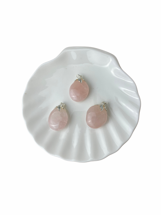 Rozenkwarts trommelsteen hanger