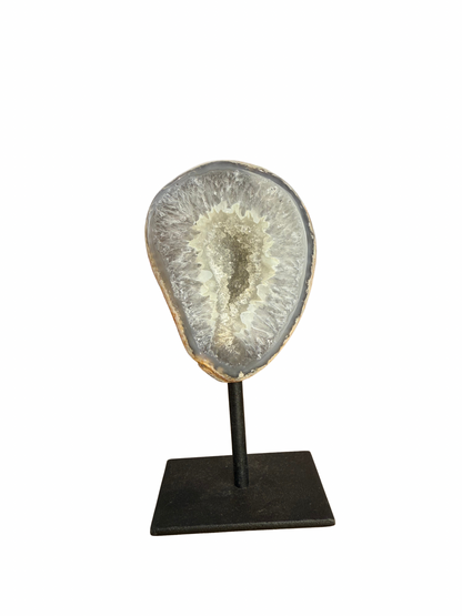Agaat met druzy op standaard 3